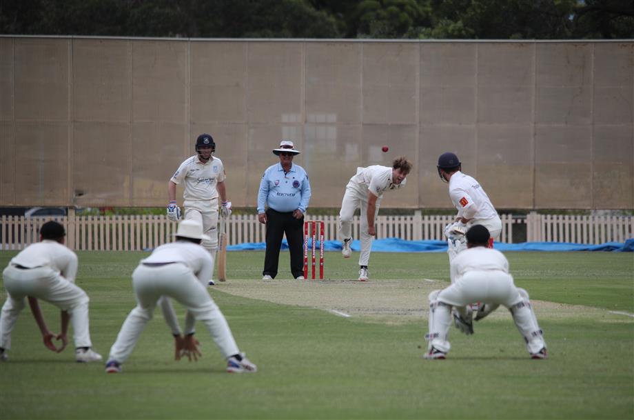 A39I1822.Olly Knight bowling