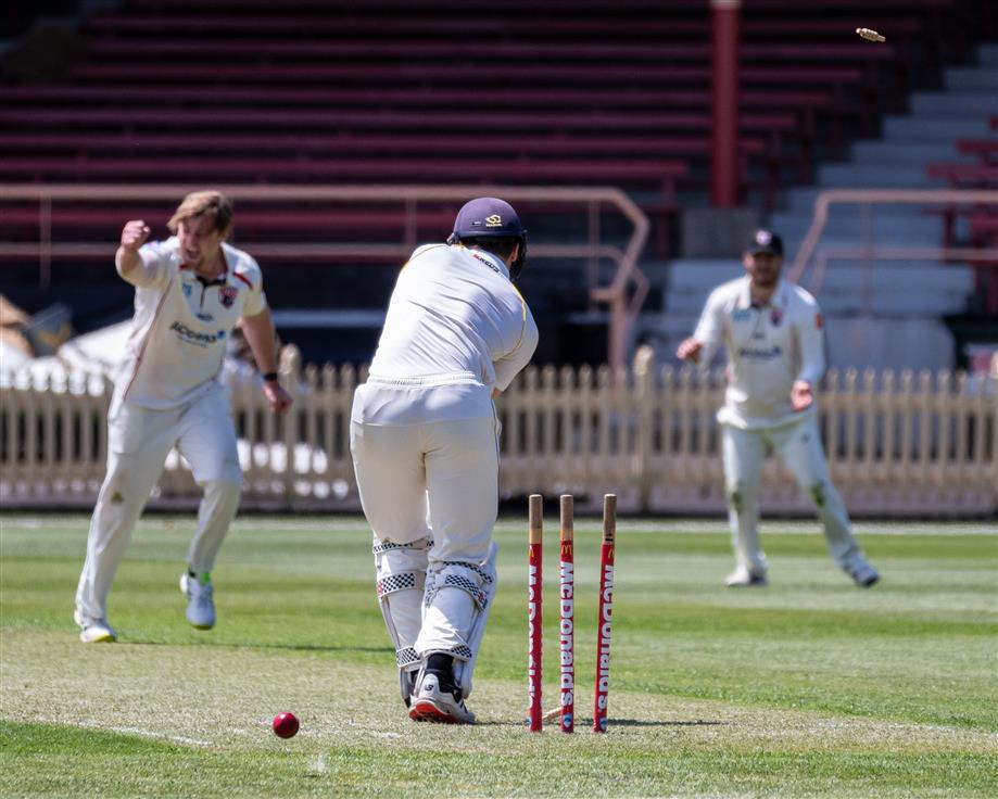 A14I4337 Knight bowled